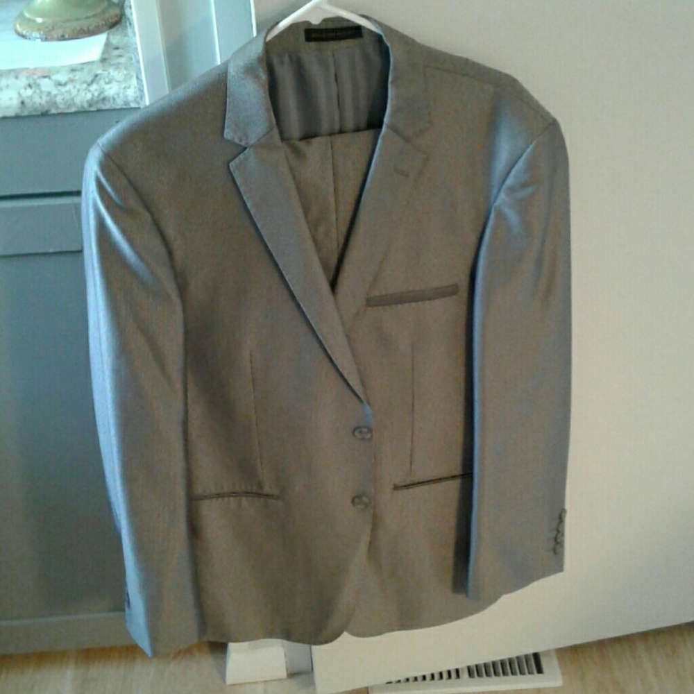 Gray suit . Vinci
